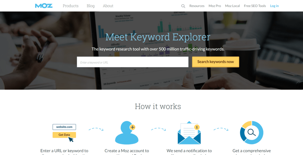 moz-keyword-research-tool "width =" 620 "height =" 317 "srcset =" https://www.monsterinsights.com/wp-content/uploads/2019/12/moz-keyword-research-tool-1024x524 .png 1024w, https://www.monsterinsights.com/wp-content/uploads/2019/12/moz-keyword-research-tool-300x153.png 300w, https://www.monsterinsights.com/wp-content /uploads/2019/12/moz-keyword-research-tool-768x393.png 768w "tailles =" (largeur max: 620px) 100vw, 620px "/></a></noscript><noscript><img   alt=